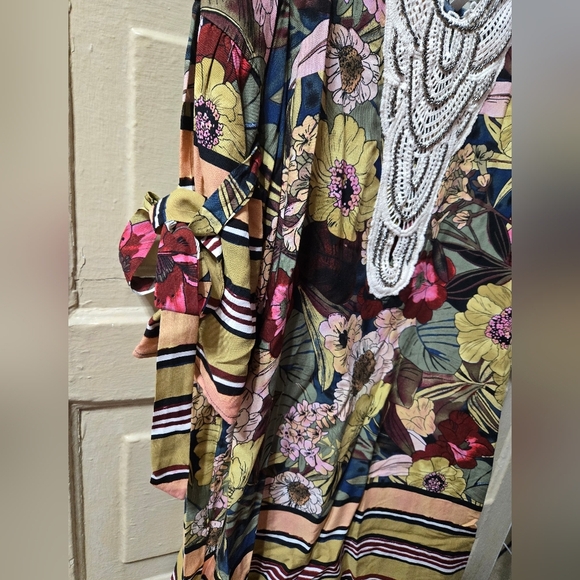 Coco + Carmen Floral Beaded V-Neck Dress W/Sleeve Ties NWT - Picture 7 of 8